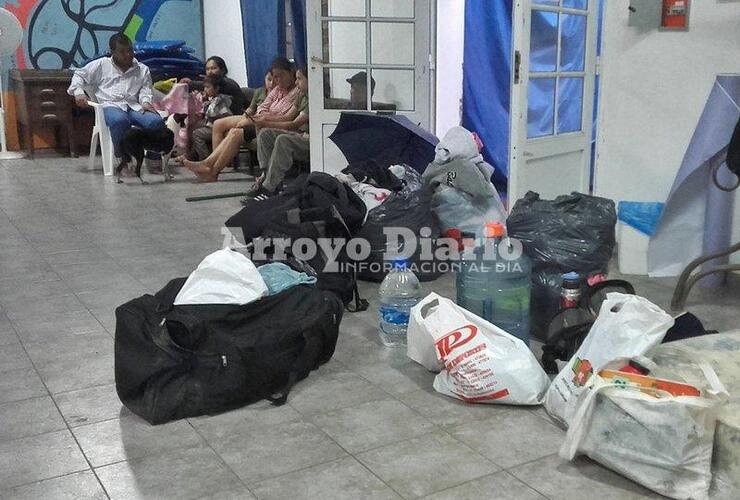 Situación complicada y angustiante. Vecinos tuvieron que abandonar de nuevo de forma momentánea sus hogares hasta que el agua baje.