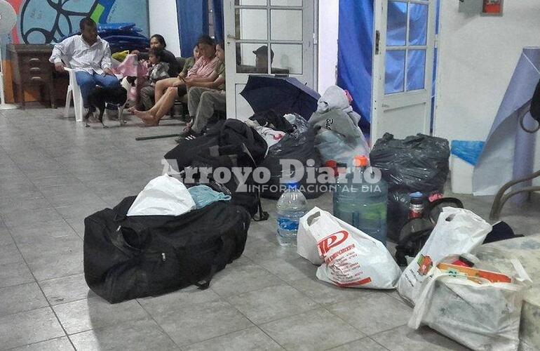 Situación complicada y angustiante. Vecinos tuvieron que abandonar de nuevo de forma momentánea sus hogares hasta que el agua baje.