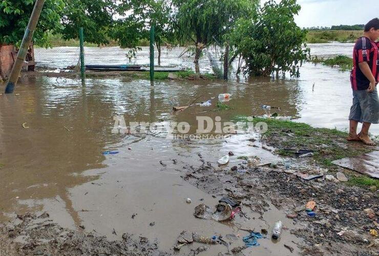 Independencia al fondo. El Arroyo Seco desbordó y en el Barrio Virgen de Luján los vecinos también se vieron afectados por la inundación.