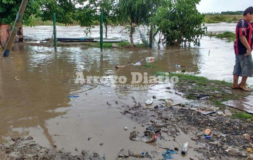 Independencia al fondo. El Arroyo Seco desbordó y en el Barrio Virgen de Luján los vecinos también se vieron afectados por la inundación.