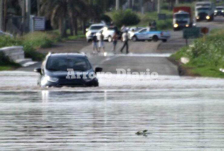 Imagen de Gendarme intentó cruzar el puente y se quedó con su vehículo