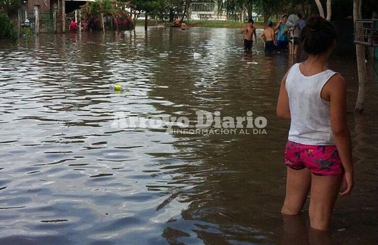 Una de las postales. Luis Pasteur al 800 una de las tantas calles que qued&oacute; irreconocible a consecuencia de la acumulaci&oacute;n del agua.