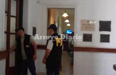 En el despacho. La polic&iacute;a federal junto a las autoridades municipales en la oficina del  intendente