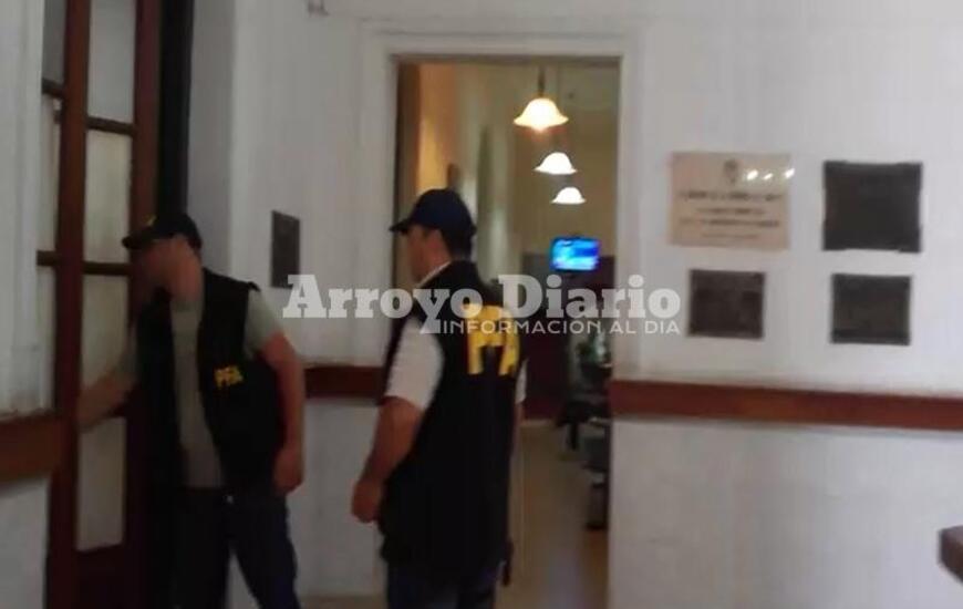 En el despacho. La polic&iacute;a federal junto a las autoridades municipales en la oficina del  intendente