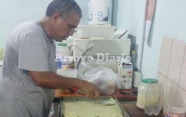Trabajo voluntario. Uno de los ex combatientes preparando la comida que luego fue distribuida en porciones para los inundados.
