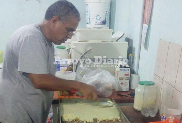 Trabajo voluntario. Uno de los ex combatientes preparando la comida que luego fue distribuida en porciones para los inundados.