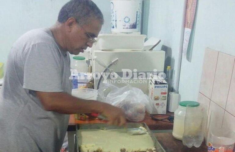 Trabajo voluntario. Uno de los ex combatientes preparando la comida que luego fue distribuida en porciones para los inundados.