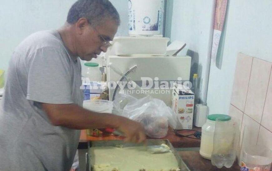 Trabajo voluntario. Uno de los ex combatientes preparando la comida que luego fue distribuida en porciones para los inundados.