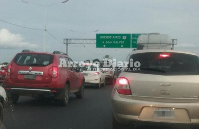 Congestión. Una extensa cola de vehículos a consecuencia del piquete.