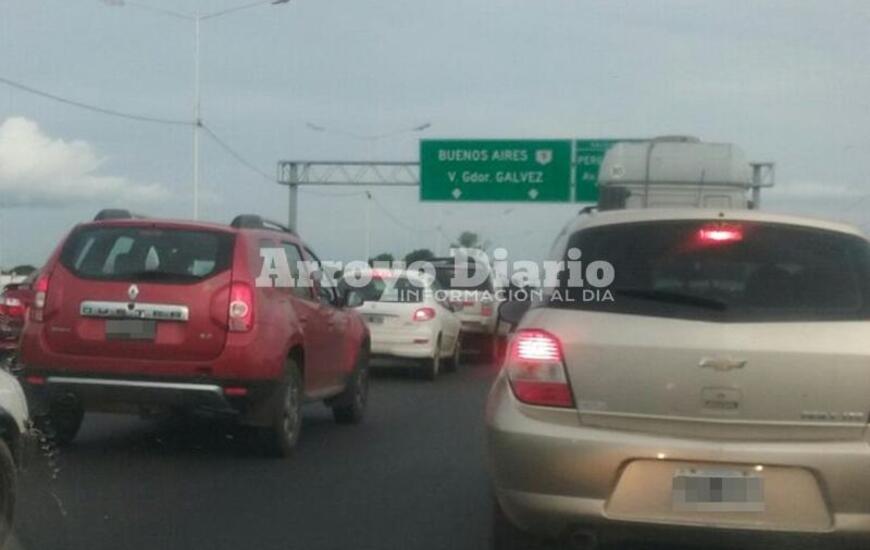 Congestión. Una extensa cola de vehículos a consecuencia del piquete.