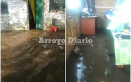 En imágenes. Así ingresaba el agua a la vivienda de Cristina esta semana.