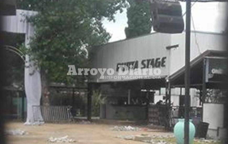 Imagen de Proh&iacute;ben salir del pa&iacute;s a los organizadores de la fiesta de Arroyo Seco donde murieron dos j&oacute;venes