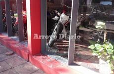 Da&ntilde;os y robo. Los ladrones adem&aacute;s de reventar dos de los paneles de vidrio, se llevaron dos motocicletas.