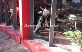 Daños y robo. Los ladrones además de reventar dos de los paneles de vidrio, se llevaron dos motocicletas.
