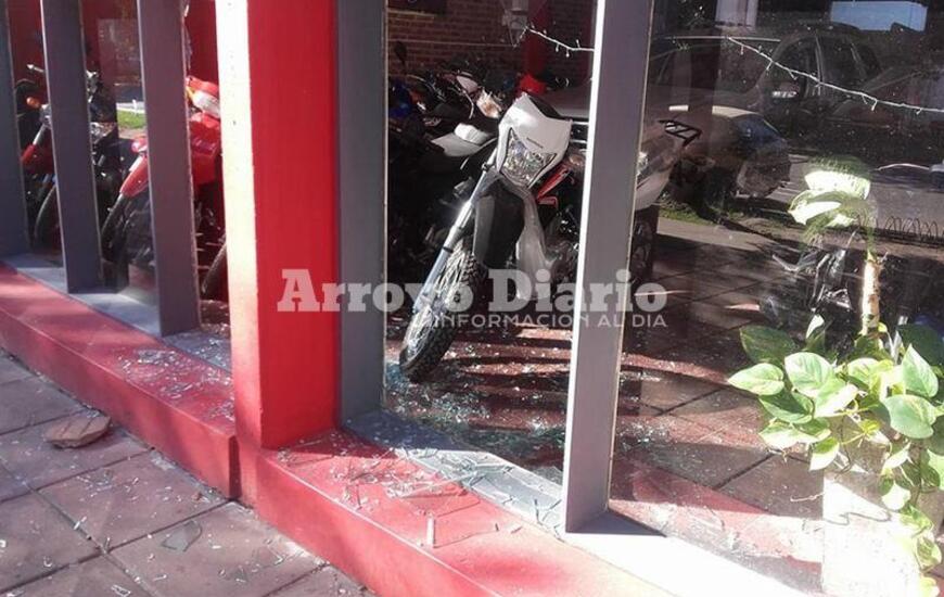 Da&ntilde;os y robo. Los ladrones adem&aacute;s de reventar dos de los paneles de vidrio, se llevaron dos motocicletas.