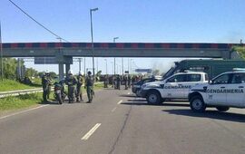 Gendarmer&iacute;a desaloj&oacute; con disparos de bala de goma a los manifestantes. Foto: Rosario Plus