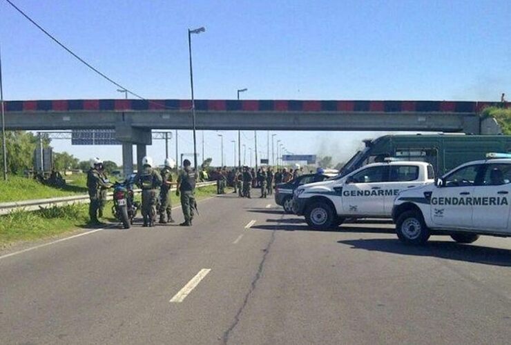 Gendarmería desalojó con disparos de bala de goma a los manifestantes. Foto: Rosario Plus