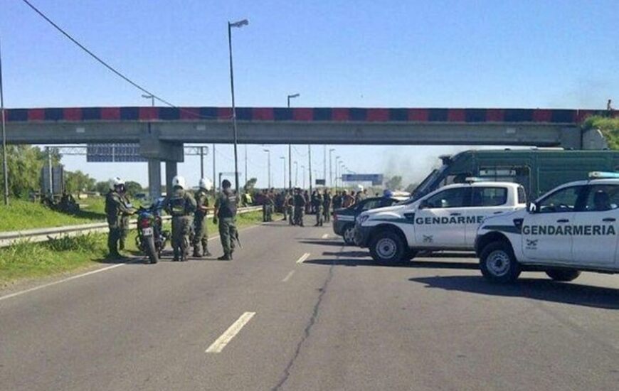 Gendarmer&iacute;a desaloj&oacute; con disparos de bala de goma a los manifestantes. Foto: Rosario Plus