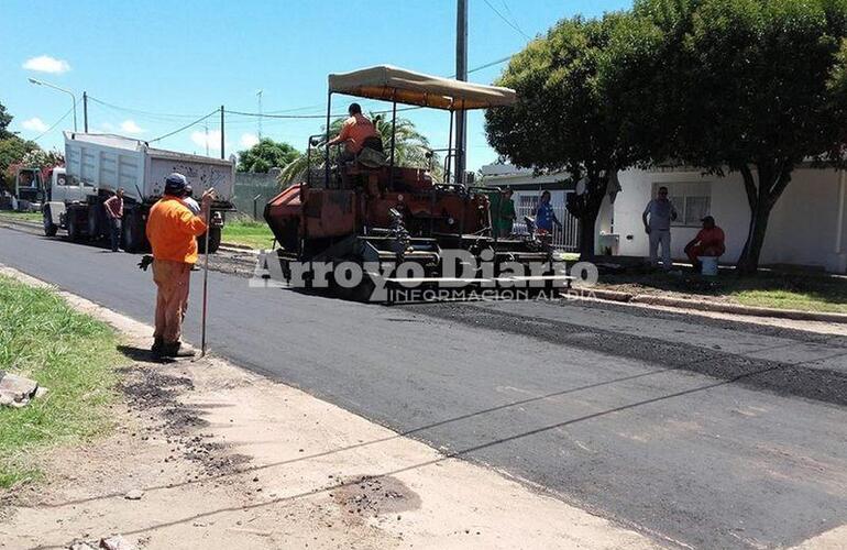 Trabajando. Los empleados trabajando este miércoles en horas de la mañana en calle Malvinas Argentinas.