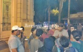 En diálogo. Las autoridades locales dialogaron con los vecinos en las puertas de la municipalidad.