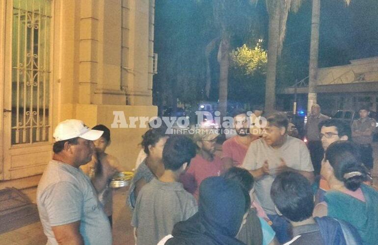 En diálogo. Las autoridades locales dialogaron con los vecinos en las puertas de la municipalidad.