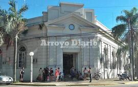 A la espera. Así aguardaban los vecinos del barrio ser atendidos en el municipio.