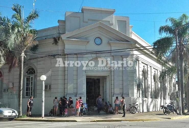 A la espera. Así aguardaban los vecinos del barrio ser atendidos en el municipio.