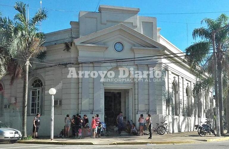 A la espera. Así aguardaban los vecinos del barrio ser atendidos en el municipio.