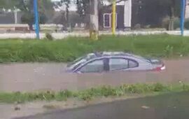 Imagen de Frente a Rosario Central: Auto cay&oacute; en un zanj&oacute;n