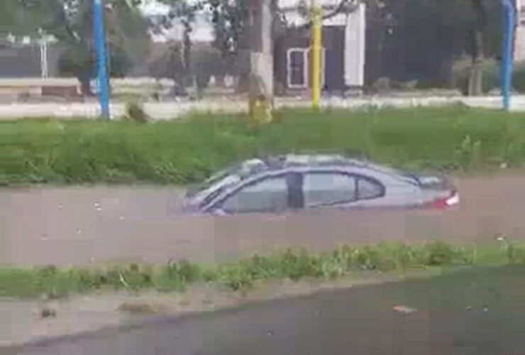 Imagen de Frente a Rosario Central: Auto cayó en un zanjón