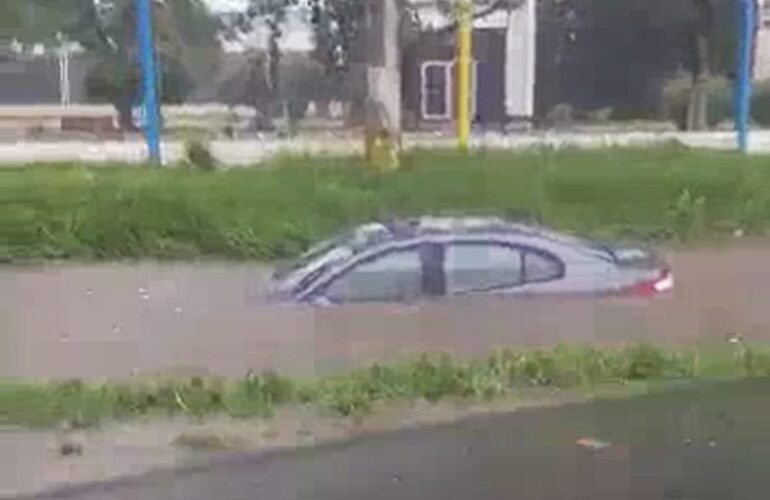 Imagen de Frente a Rosario Central: Auto cayó en un zanjón