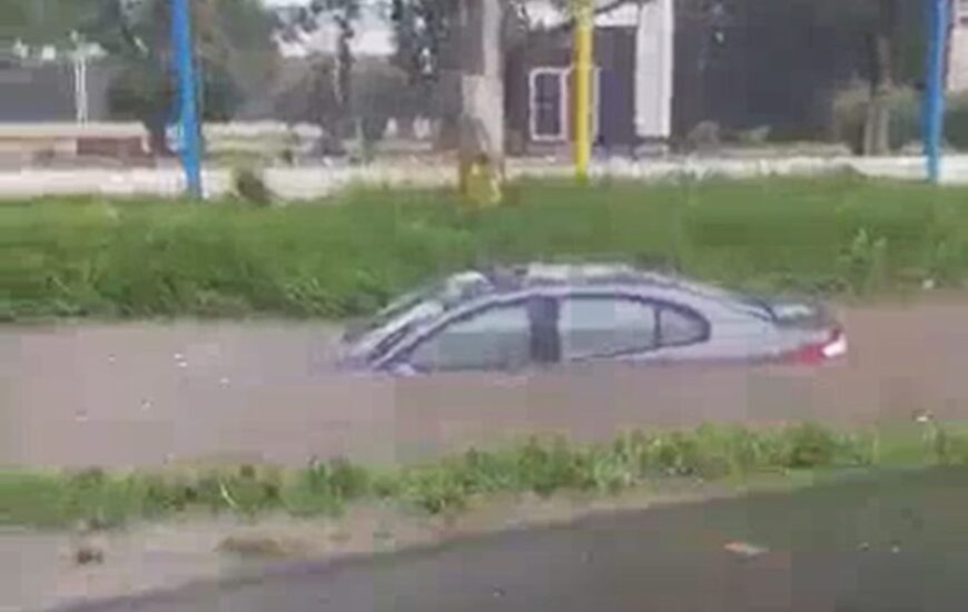 Imagen de Frente a Rosario Central: Auto cay&oacute; en un zanj&oacute;n
