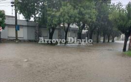 Imagen de Con el agua de vereda a vereda en San Nicol&aacute;s y Belgrano