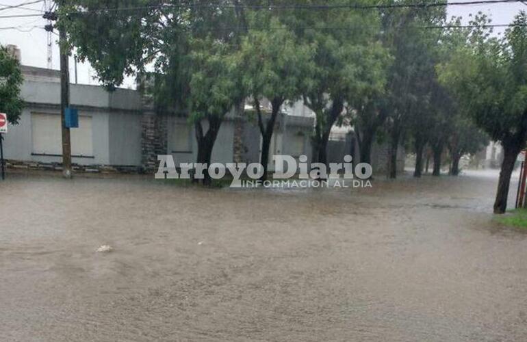 Imagen de Con el agua de vereda a vereda en San Nicol&aacute;s y Belgrano
