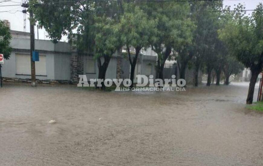 Imagen de Con el agua de vereda a vereda en San Nicol&aacute;s y Belgrano