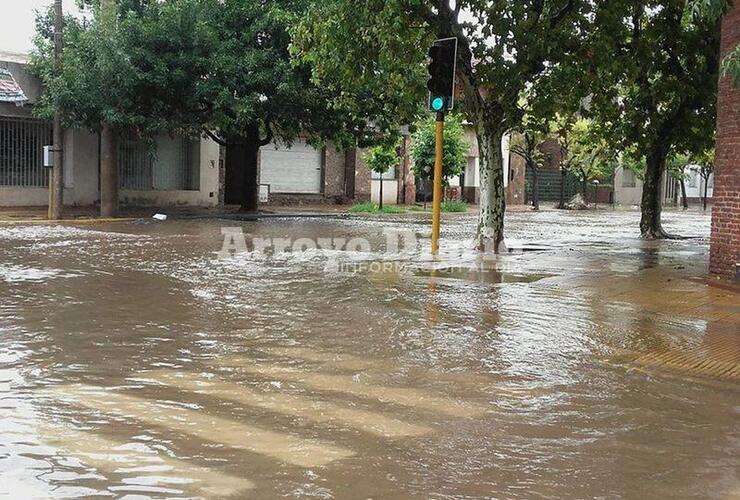 Pleno centro. La intersección de Belgrano y Lisandro de La Torre cubierta por completo.