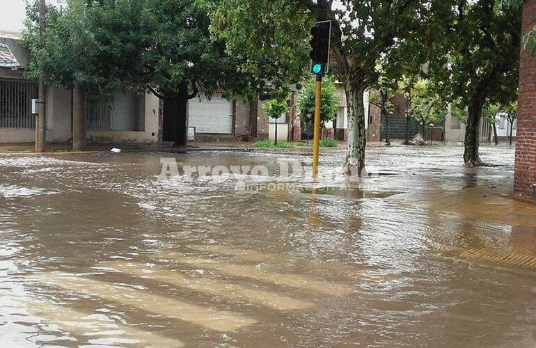 Pleno centro. La intersección de Belgrano y Lisandro de La Torre cubierta por completo.