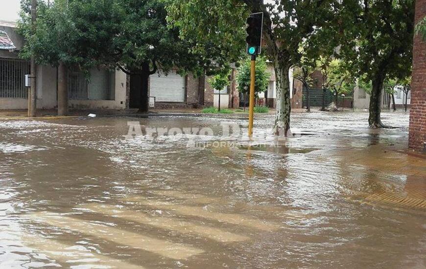 Pleno centro. La intersecci&oacute;n de Belgrano y Lisandro de La Torre cubierta por completo.