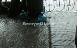 Familias complicadas. El agua tambi&eacute;n entr&oacute; a muchas viviendas de Pueblo Esther, la situaci&oacute;n es compleja.