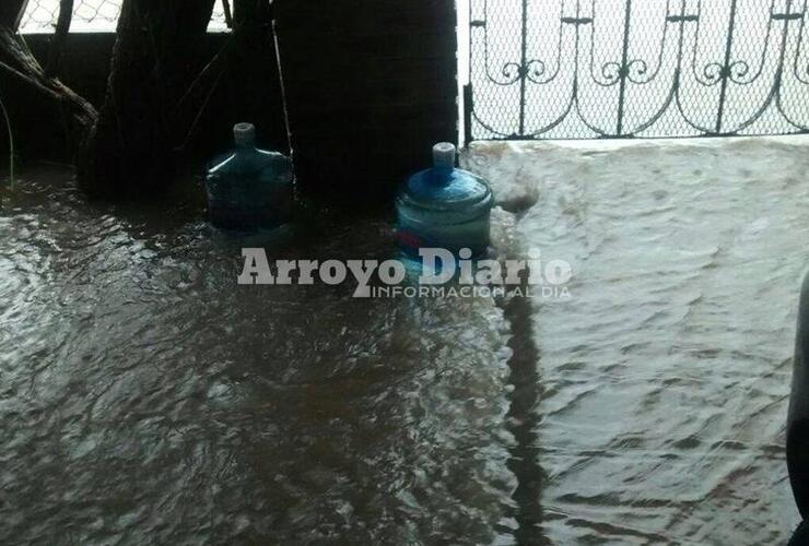 Familias complicadas. El agua también entró a muchas viviendas de Pueblo Esther, la situación es compleja.