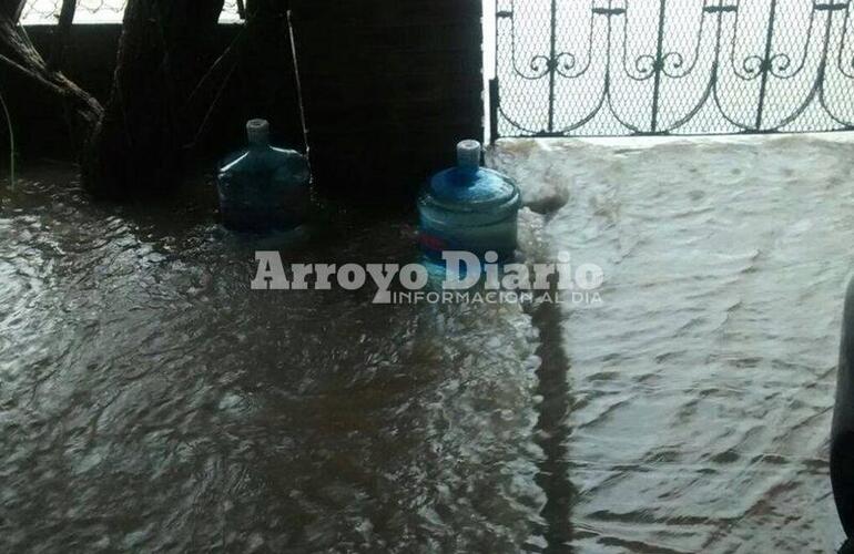 Familias complicadas. El agua también entró a muchas viviendas de Pueblo Esther, la situación es compleja.