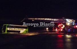 Imagen de Dram&aacute;tico: Dos micros y un cami&oacute;n arrastrados por el agua