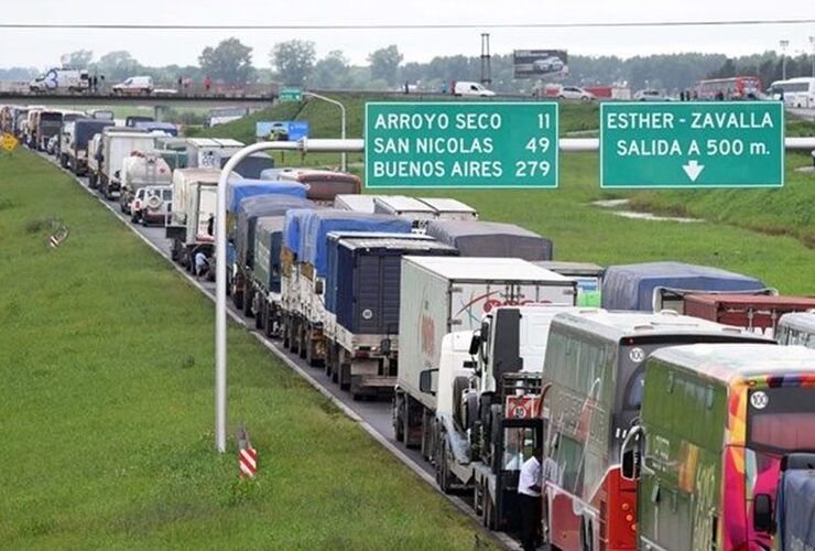 La autopista Rosario - Buenos Aires a la altura de la A012 este lunes a media mañana. Foto: Télam