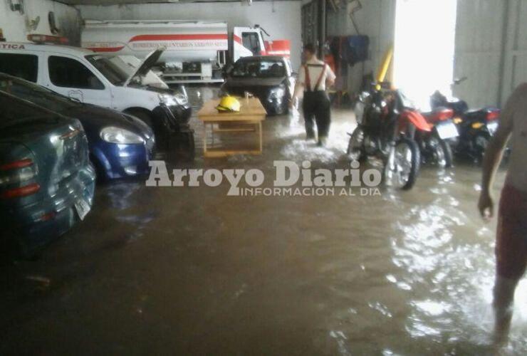 Imagen de Bomberos también sufrió la inundación pero nunca dejaron de ayudar