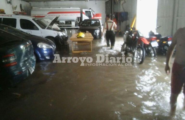 Imagen de Bomberos también sufrió la inundación pero nunca dejaron de ayudar