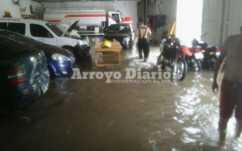 Imagen de Bomberos tambi&eacute;n sufri&oacute; la inundaci&oacute;n pero nunca dejaron de ayudar