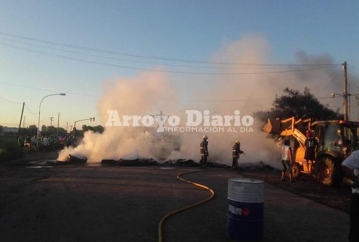 Colaboración. Los bomberos fueron convocados a fin de proceder a apagar el fuego de las cubiertas que fueron quemando los manifestantes.