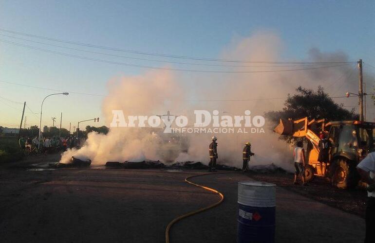 Colaboración. Los bomberos fueron convocados a fin de proceder a apagar el fuego de las cubiertas que fueron quemando los manifestantes.