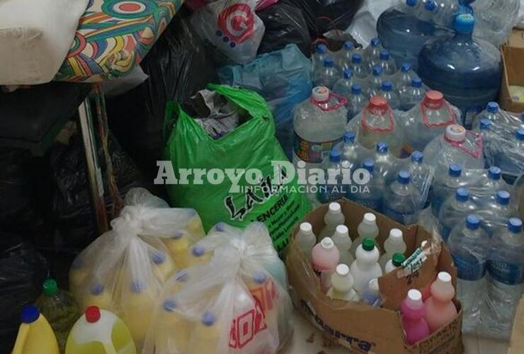 Gesto solidario. Parte de la mercadería que llegó hoy y que fue reunida por Camioneros.