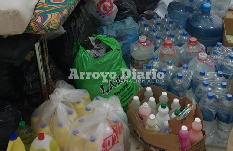 Gesto solidario. Parte de la mercadería que llegó hoy y que fue reunida por Camioneros.